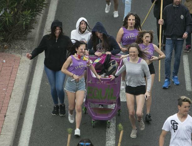 Miles de jóvenes celebran el botellón en la playa de San Juan