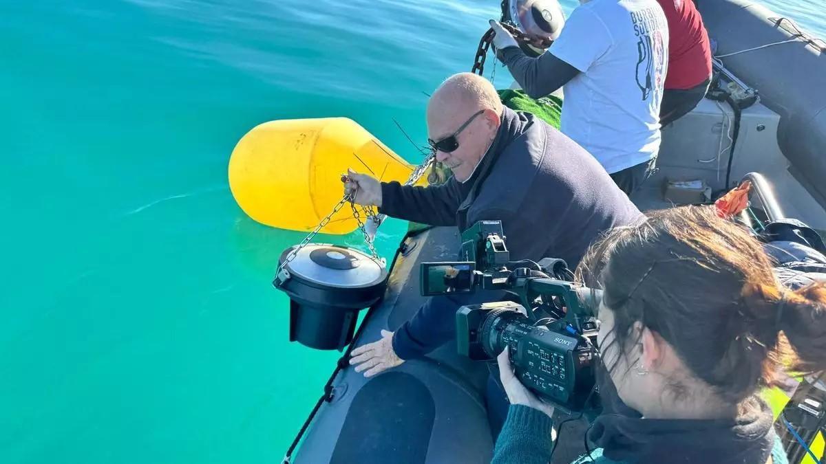 Instalando la boya en el mar.
