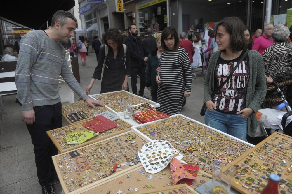 La asociación de vecinos Oza Gaiteira impulsa un mercadillo de antigüedades y productos de segunda mano para apoyar el comercio y la hostelería del barrio.