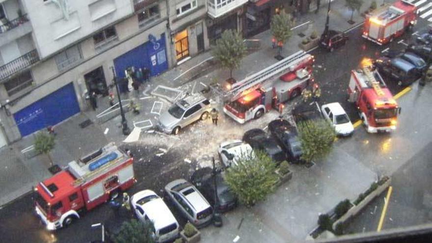 Los coches dañados por la caída de cascotes. // Gregorio Casado