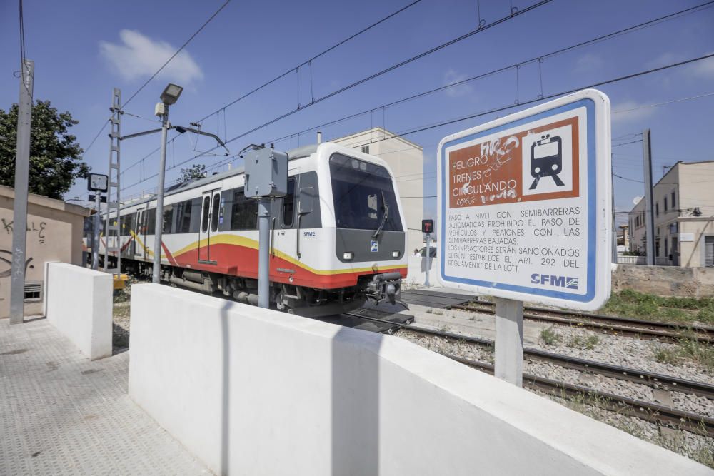 Un paso inferior peatonal en Verge de Lluc para evitar las vías del tren