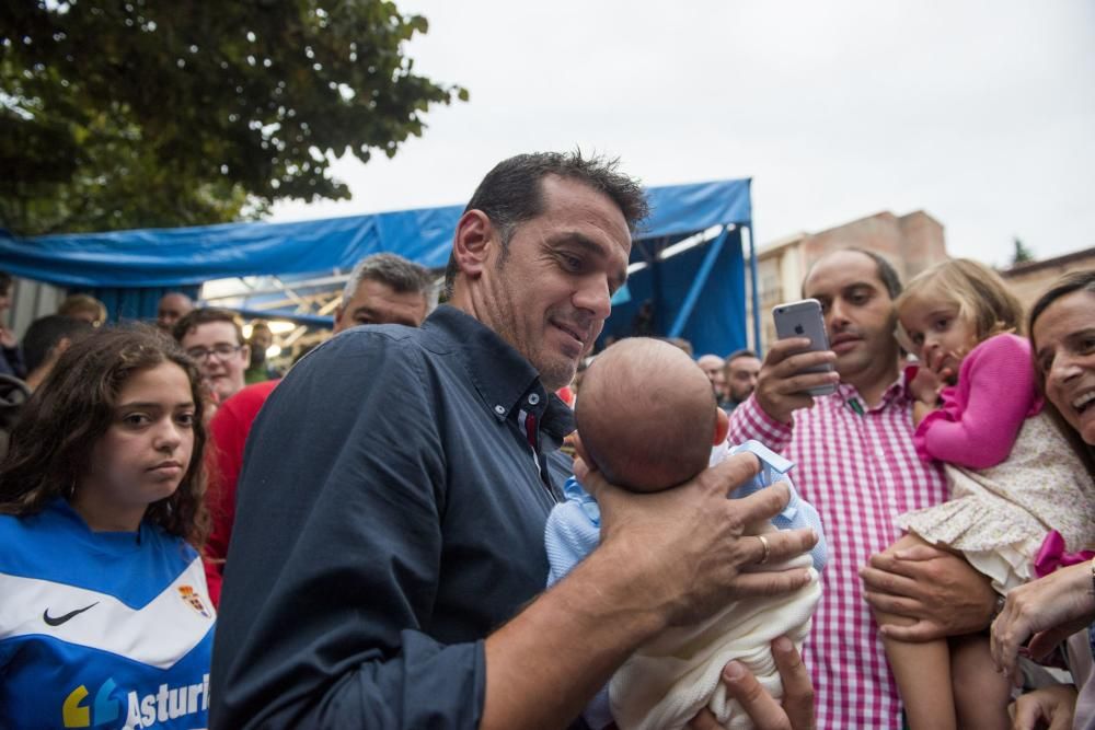 Jugadores del Real Oviedo visitan el chiringuito de la APARO en San Mateo