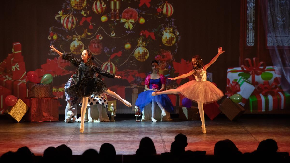 Una actuación de la escuela de baile de Zamora en el teatro Ramos Carrión.
