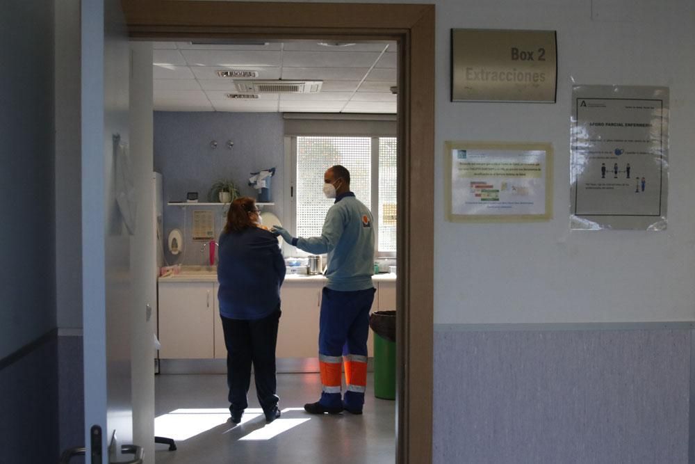 Trabajadoras de ayuda a domicilio reciben las primeras vacunas de AstraZeneca en Córdoba