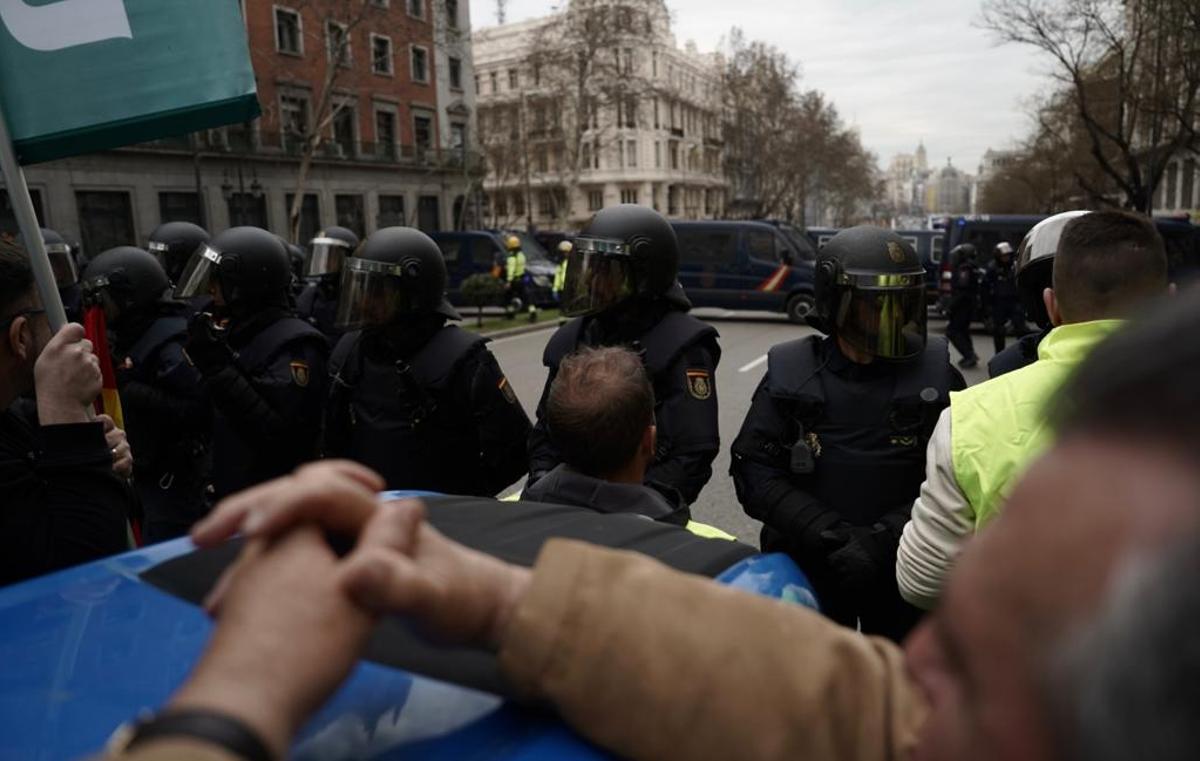 Agricultores concentrados en la Puerta de Alcalá (Madrid).