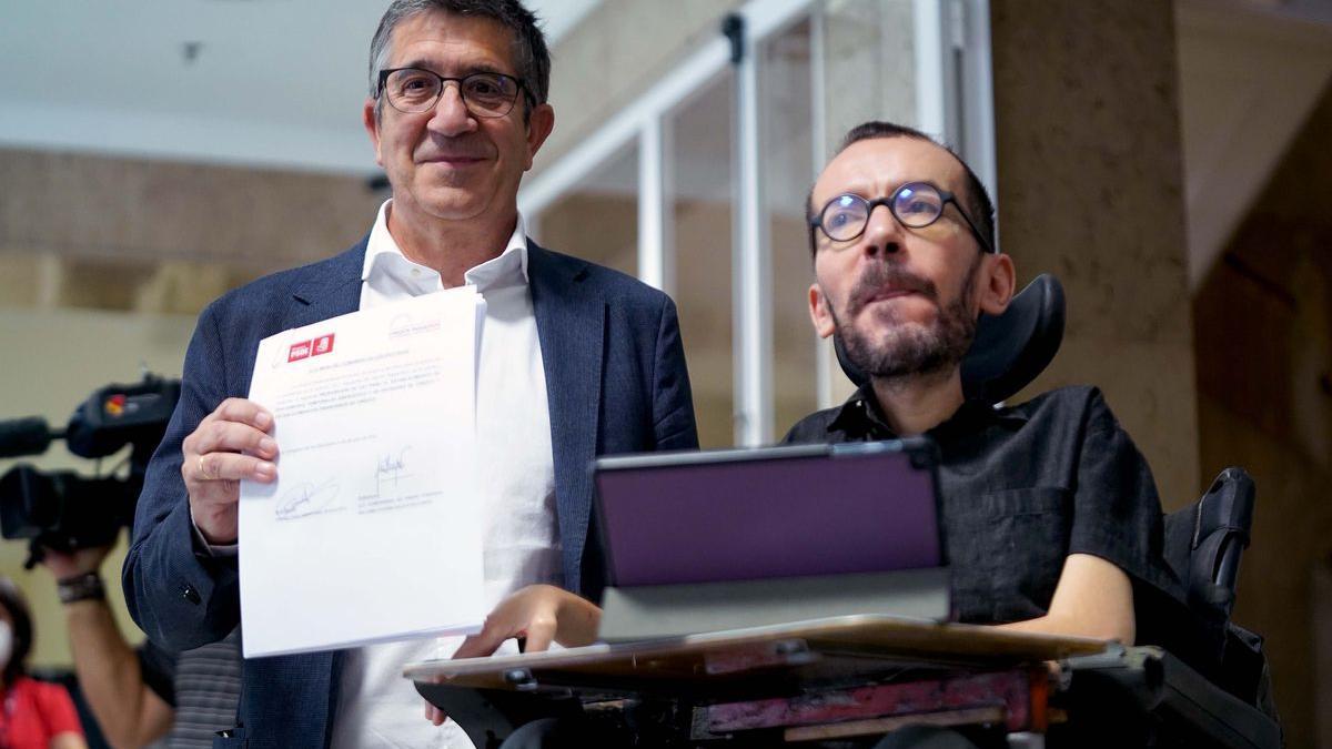 Patxi López PSOE y Pablo Echenique PODEMOS presentaron este mediodía en el registro del Congreso la propuesta de impuestos a banca y energéticas.