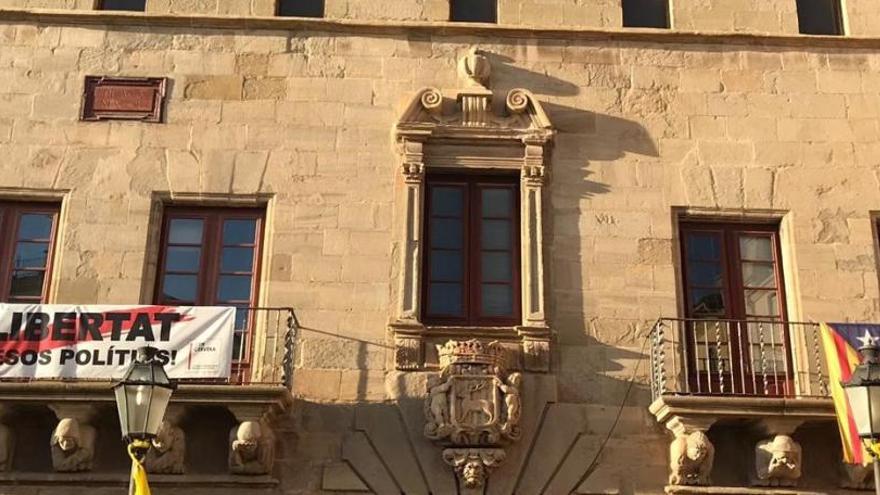 La fachada del Ayuntamiento de Cervera, con la pancarta colgada.
