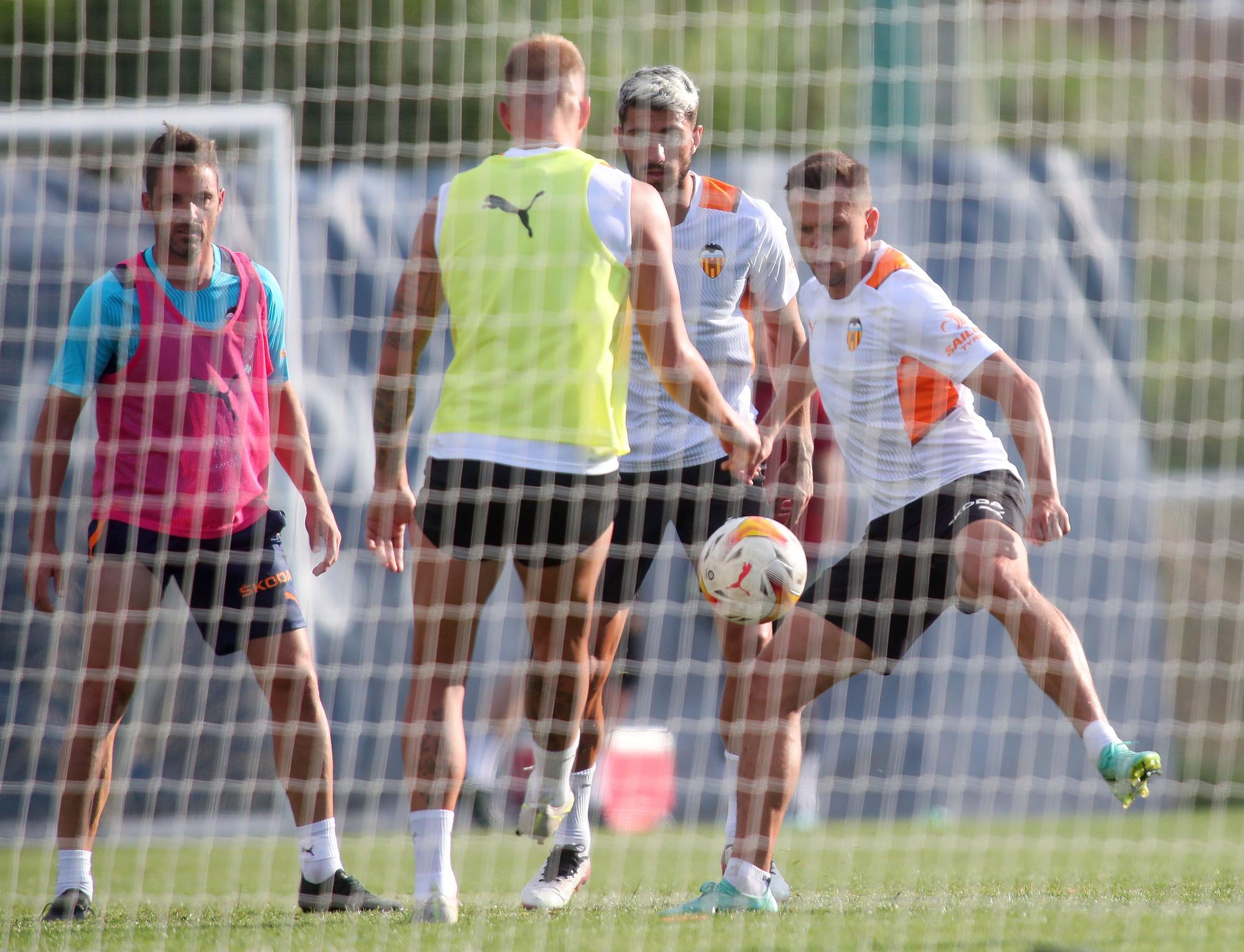 Las imágenes del entrenamiento del Valencia CF en Oliva