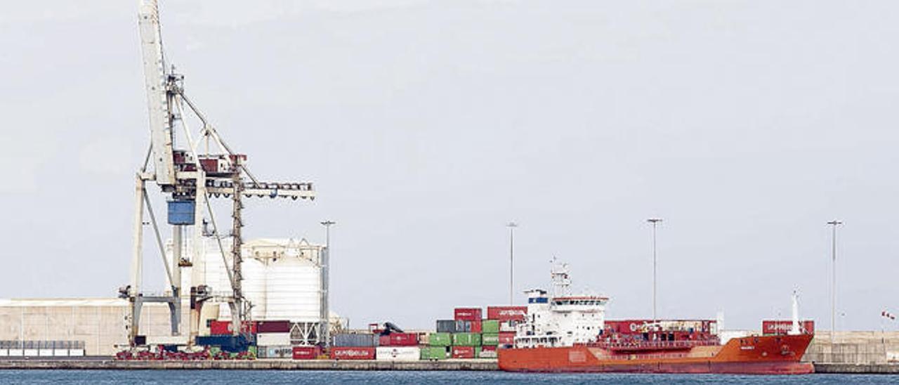 Un petrolero descarga combustible en el muelle comercial de Puerto del Rosario, ayer.