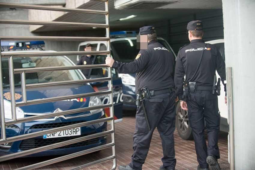 El joven detenido tras el triple atropello que se saldó con un fallecido en la madrugada del sábado ha sido trasladado por la policía a los juzgados este lunes.