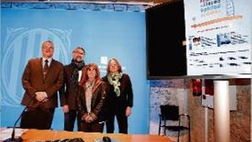 Vendrell i Rocha, amb les representants de la Generalitat i la Caixa.