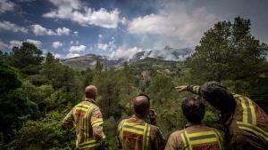 Dentro del incendio en Baix Ebre: los bomberos trabajan a contra reloj en el incendio forestal en Paüls