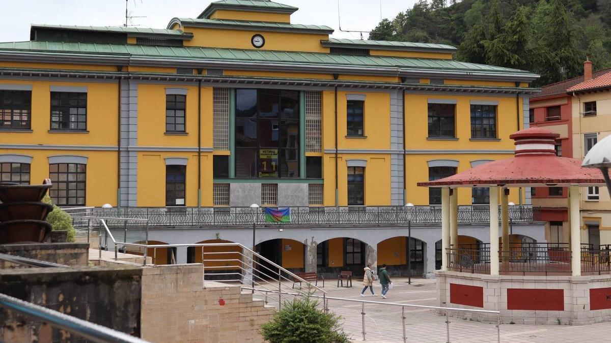 La plaza Ramón y Cajal, con el ayuntamiento de San Martín.