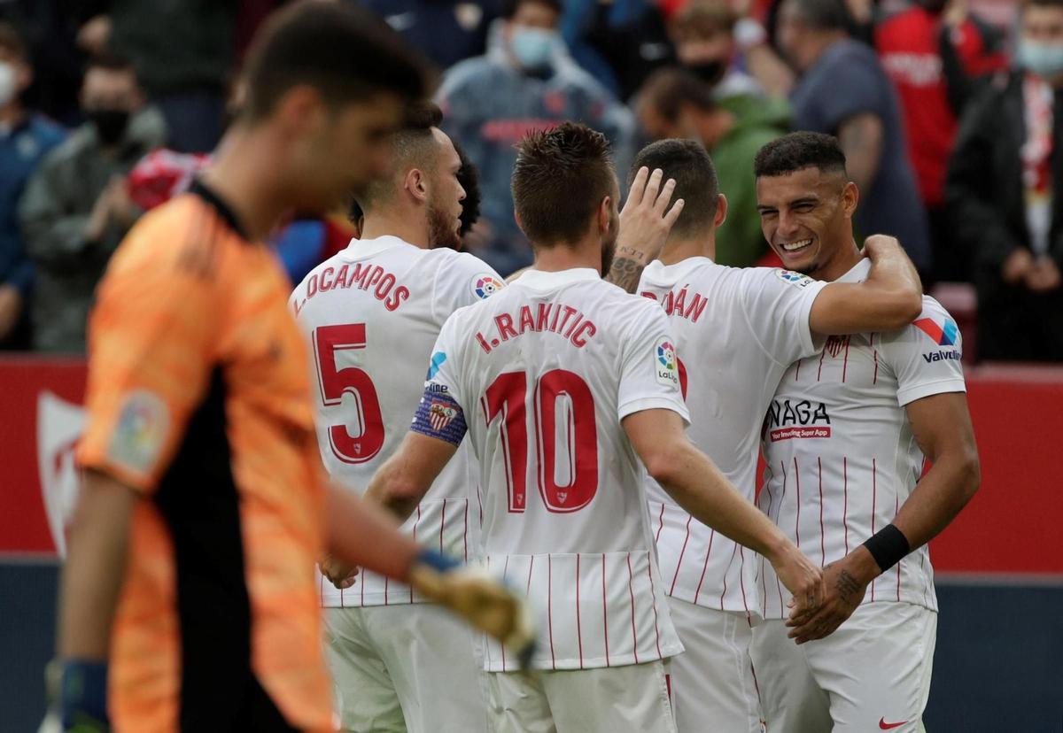 Los jugadores del Sevilla celebran el gol de Diego Carlos.