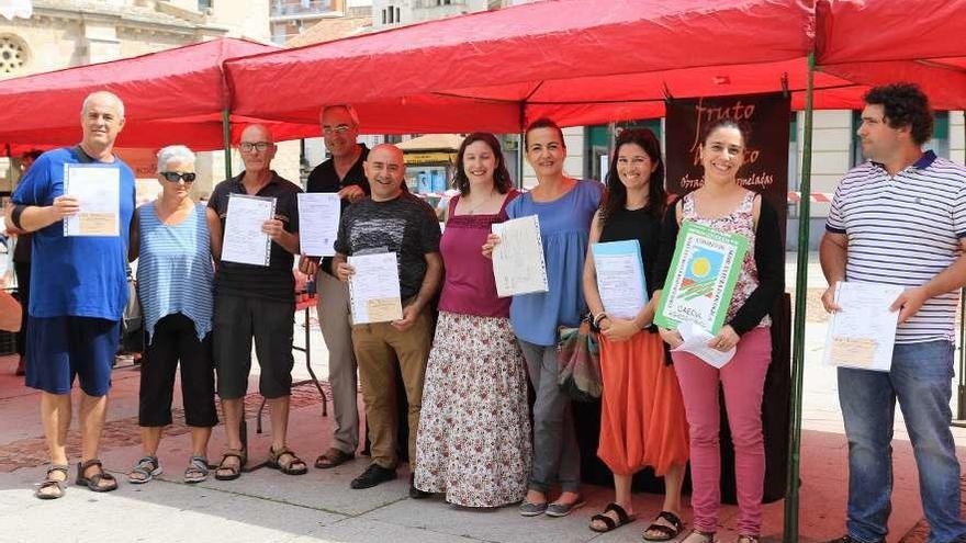 Productores y elaboradores exhiben su documentación en regla frente a sus puestos del Mercado.