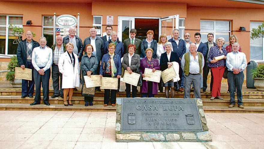 Foto de familia de los homenajeados.