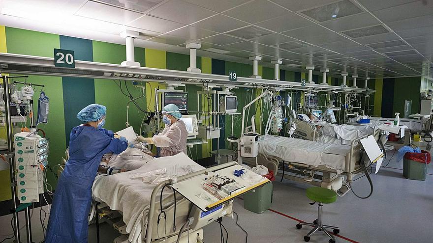 La UCI de enfermos covid-19 del Hospital General de València, en una imagen de archivo. | GERMÁN CABALLERO