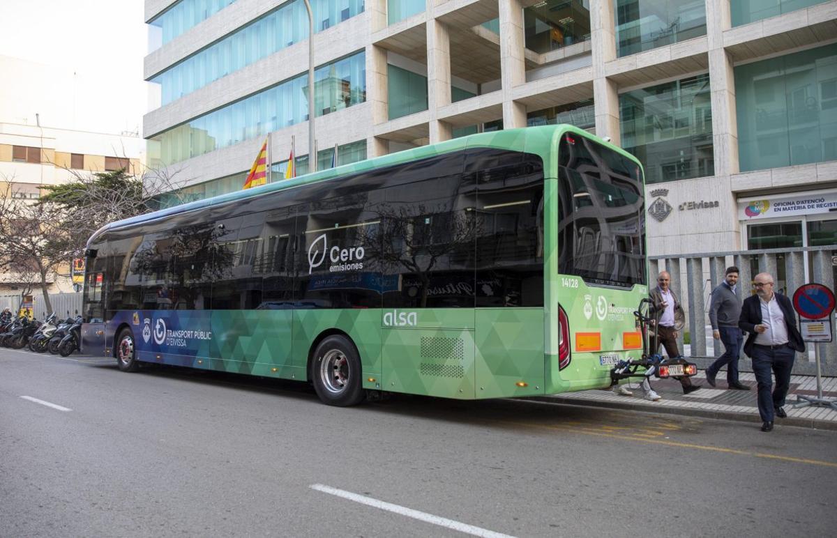 Uno de los nuevos vehículos de cero emisiones del transporte público ibicenco. | CONSELL DE EIVISSA