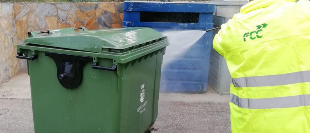 Limpieza de contenedores de basura en Oliva. | LEVANTE-EMV