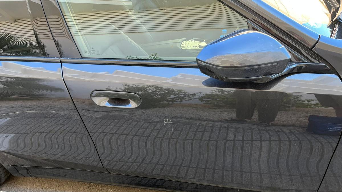 a esvástica fue grabada en la puerta del copiloto, y en la puerta trasera hay un arañazo largo.