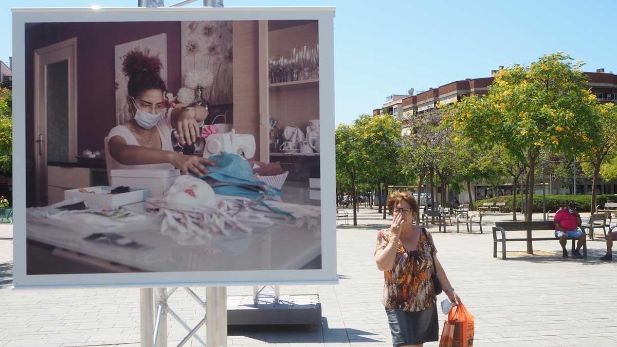 Una de las imágenes de la exposición 'Hores (tristes) de Prat', de David Airob, que puede verse en la plaza de Catalunya de El Prat de Llobregat.