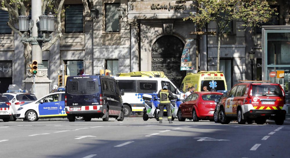 Imatges de l''atropellament massiu de la Rambla de Barcelona.