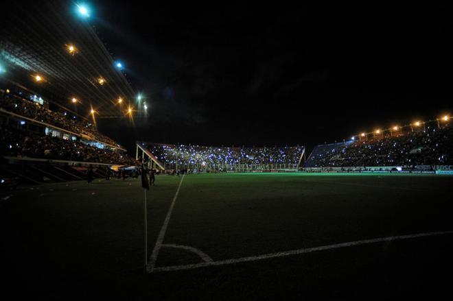 Vista durante un apagón en el partido de la Copa Libertadores entre el Junior y el San Lorenzo en el estadio Pedro Bidegain en Buenos Aires