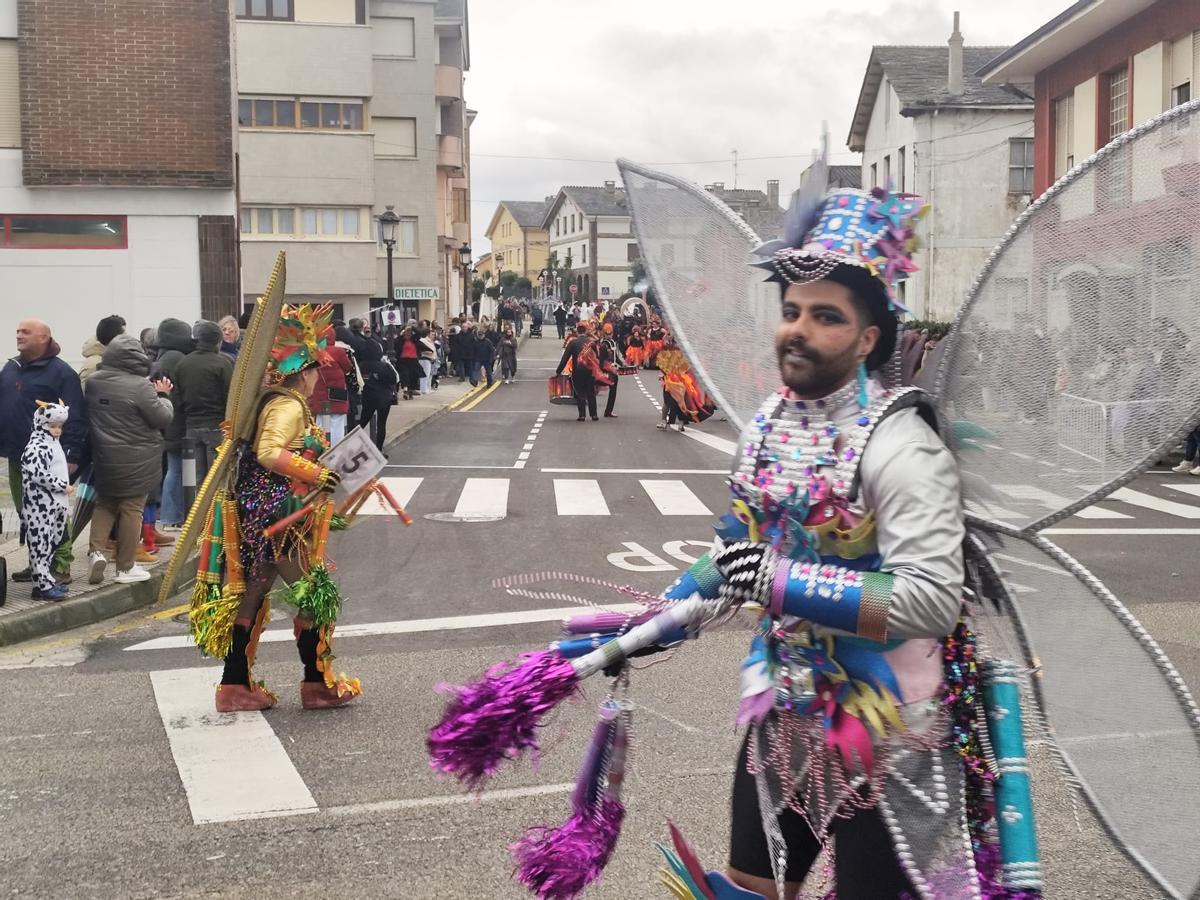 El carnaval de Tapia resiste a pesar de la lluvia