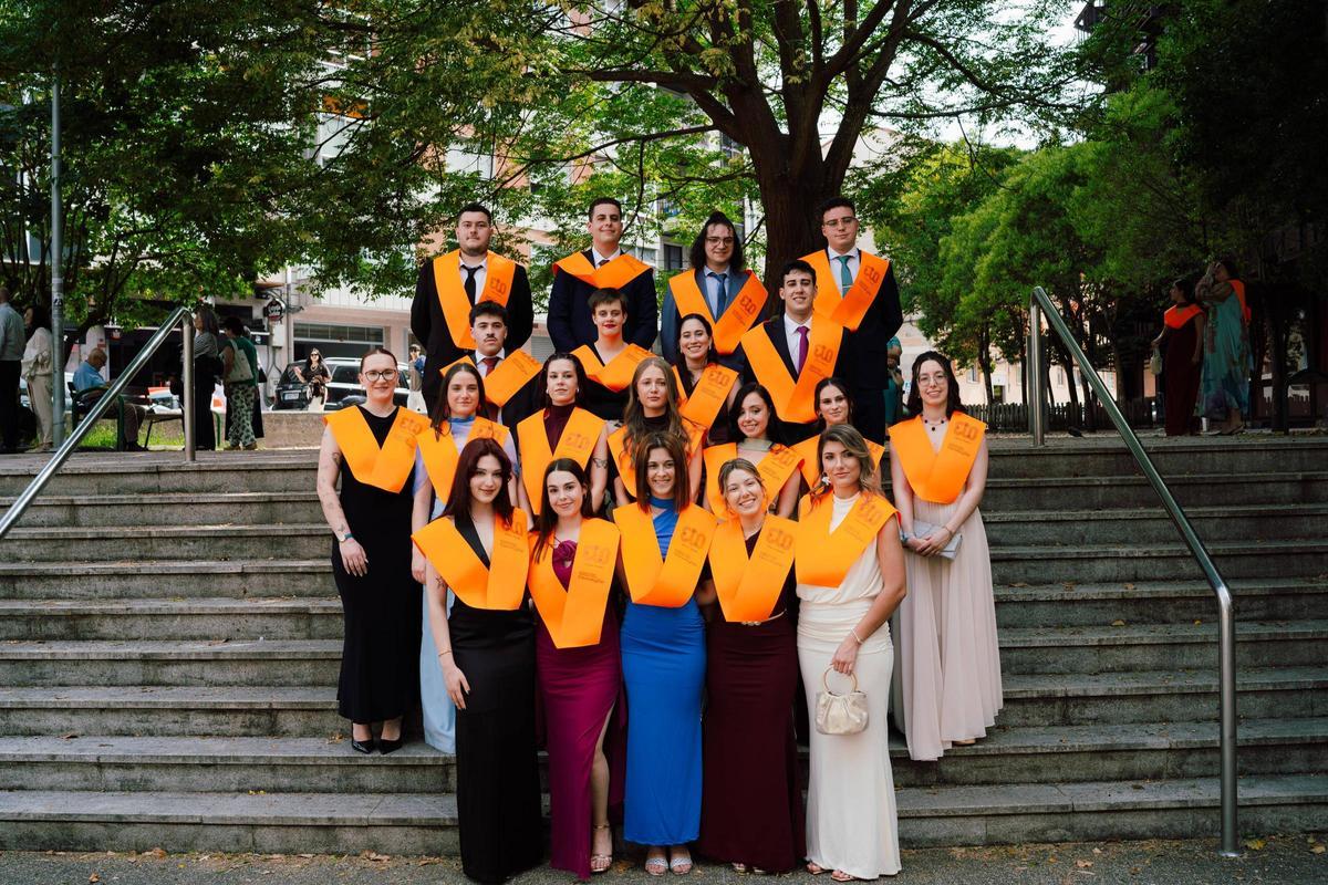 Los graduados en Turismo posando para la última foto de familia.