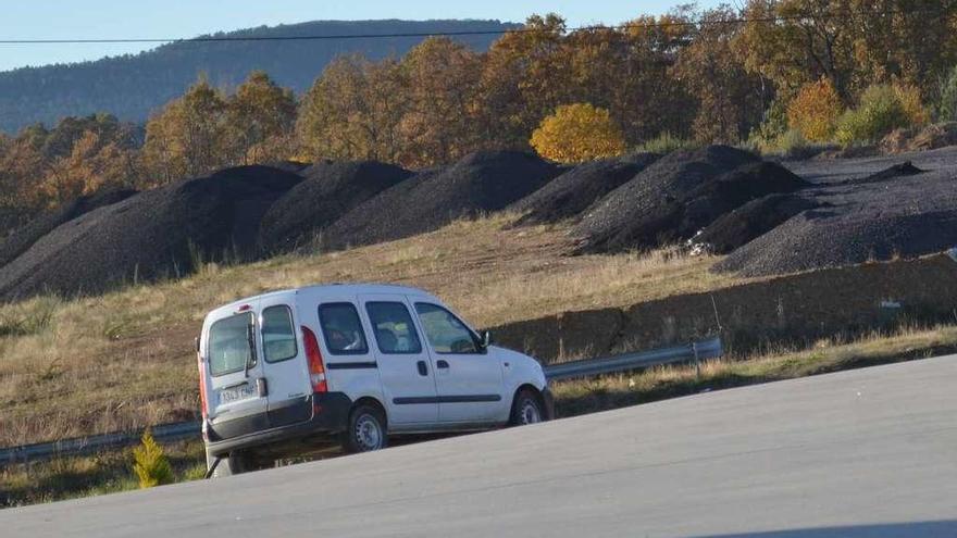 Uno de los puntos de acopio de residuos, en la salida 143 de la A-52, en Riós. // Cedida