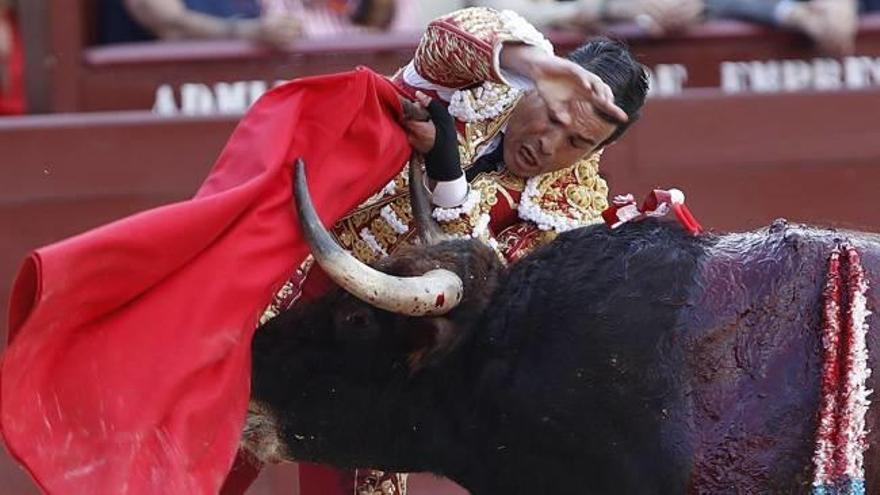 Joaé María Manzanares durante su primer toro ayer en Las Ventas.