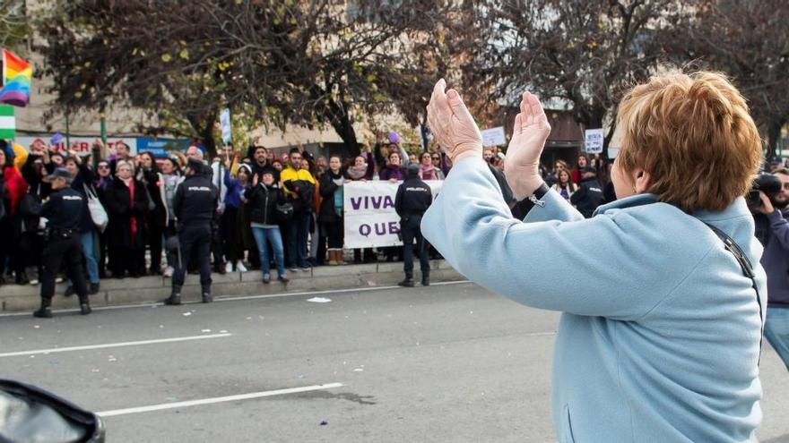 Manifestantes insultan y abuchean a Celia Villalobos al salir del Parlamento