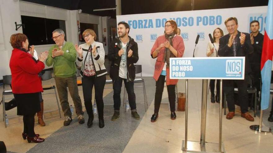 Carme Adán (c) junto a Olaia Fernández, Segundo González, Helena Pérez, Alberte Mera y Vence. // A. Irago