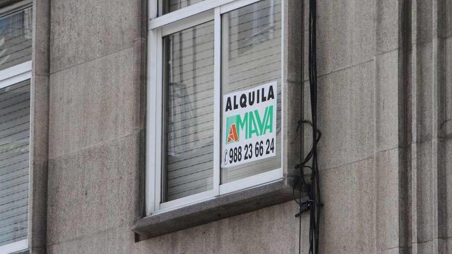 Cartel de alquiler en una vivienda de Ourense. // Iñaki Osorio