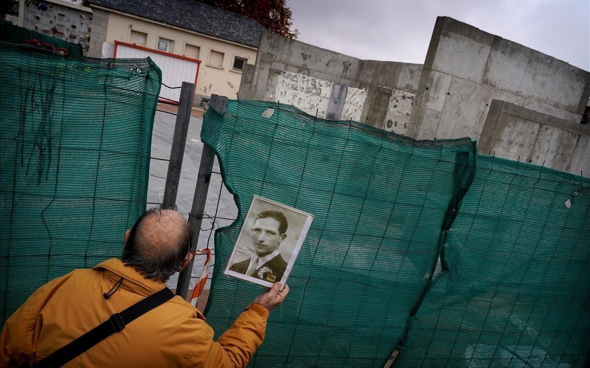 Tomás Montero, hijo del ugetista fusilado en 1939 Tomás Montero Labrandero, se asoma por un hueco de la verja para ver cómo arrancan las placas que homenajeaban a su padre y otros 2.937 republicanos en el cementerio madrileño de La Almudena. Tomás Montero, hijo del ugetista fusilado en 1939 Tomás Montero Labrandero, se asoma por un hueco de la verja para ver cómo arrancan las placas que homenajeaban a su padre y otros 2.937 republicanos en el cementerio madrileño de La Almudena.