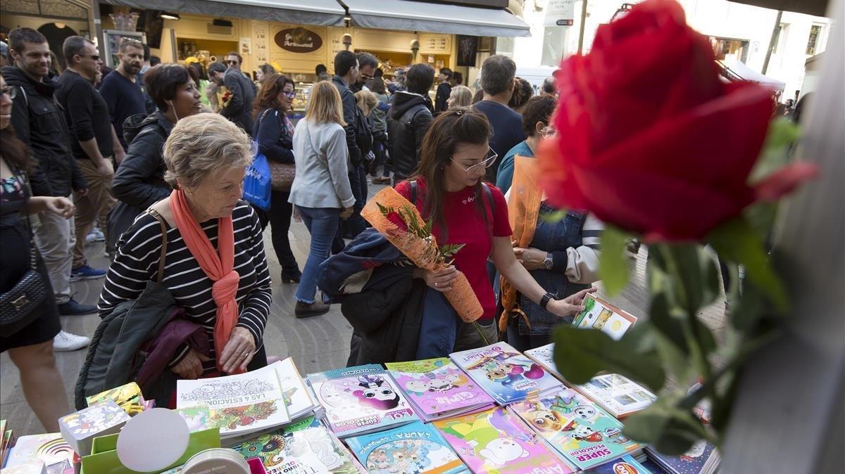 zentauroepp47865045 barcelona 23 04 2019 diada de sant jordi libros y rosas en l200317163245