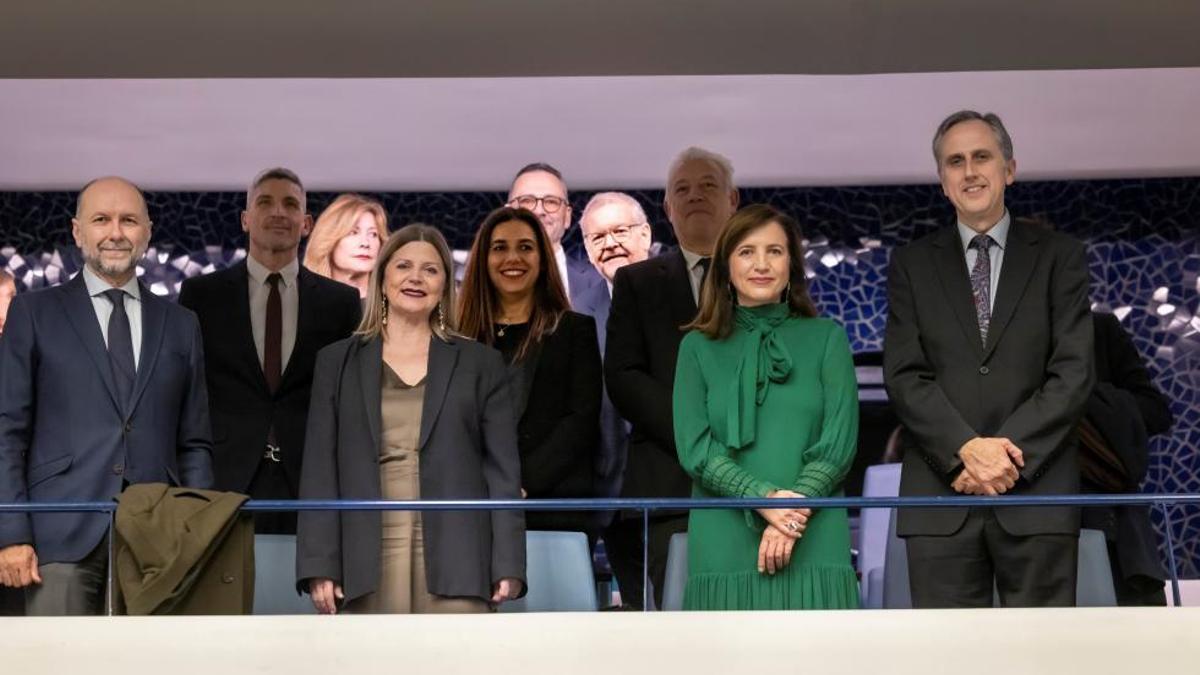 La consellera Carmen Ortí, en el centro, junto a la secretaria autonómica de Cultura, Marta Alonso, en la ópera, en una imagen de hace unas semanas.
