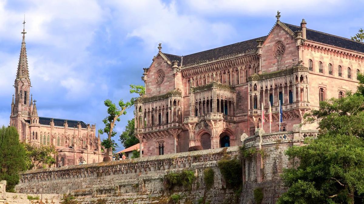 El palacio de Cantabria de estilo neogótico que fue el primer edificio con electricidad en España