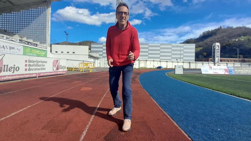 Luis Alberto Moro, en la pista de atletismo del Hermanos Antuña, tras proclamarse campeón de España. | D. M.