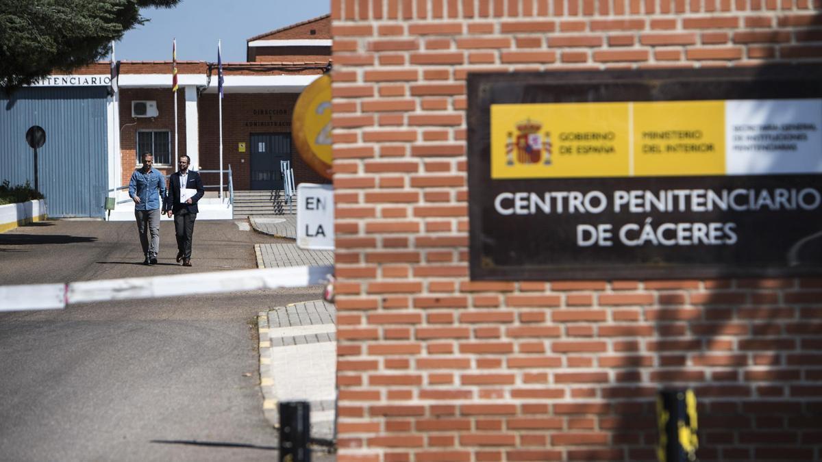 El abogado y uno de los acusados sale de permiso penitenciario.