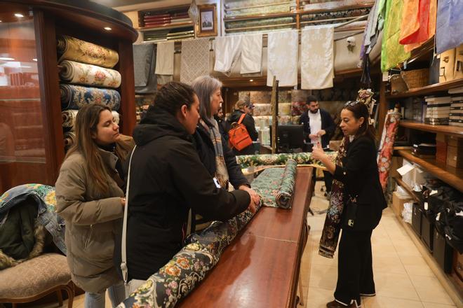 Largas colas en las tiendas de telas e indumentaria el primer día después de las Fallas