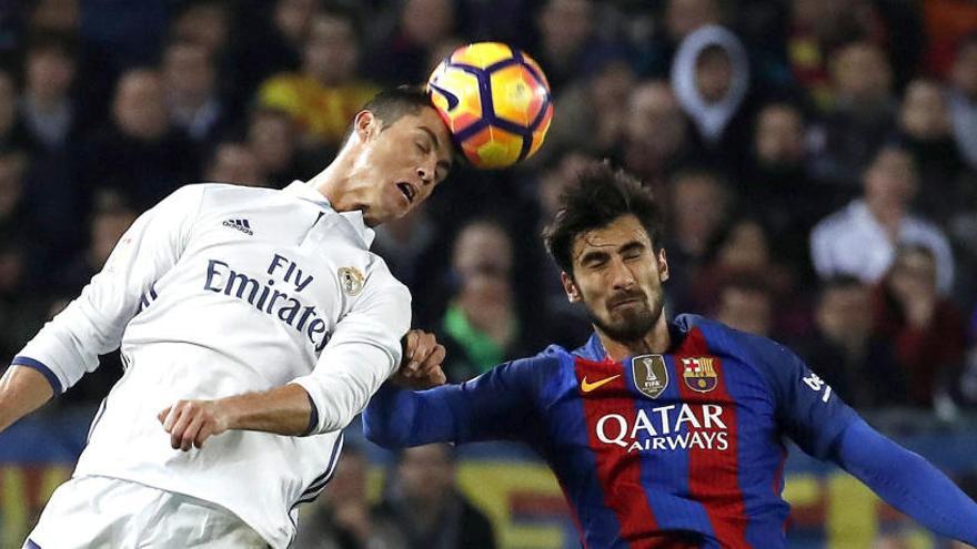 Cristiano Ronaldo y André Gomes en el partido de primera vuelta.