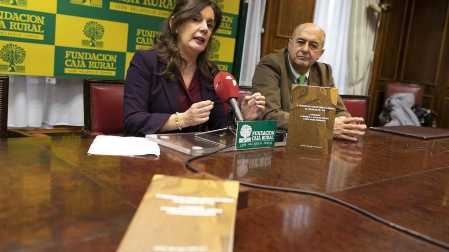 La investigadora, Esther Borrego, y el secretario de la Fundación Caja Rural, Feliciano Ferrero