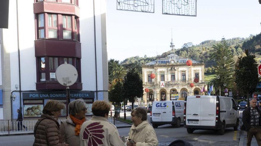 Varias vecinas conversan en una calle de Villaviciosa. | Miki López