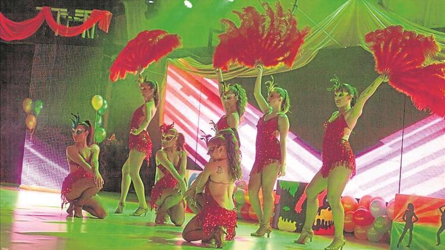 El Carnaval continúa en Marina d’Or con bailes de máscaras y carrozas