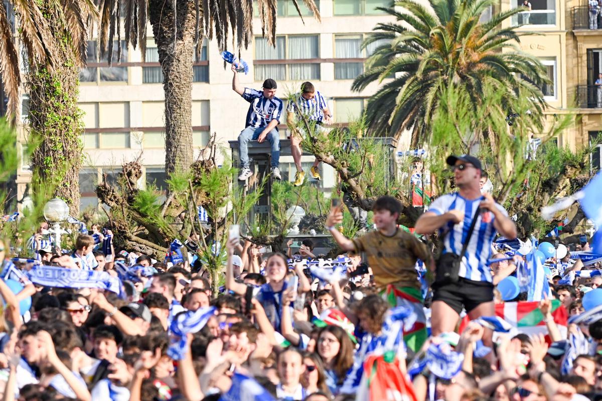 Varios aficionados de la Real Sociedad durante la celebración del equipo por la victoria en la Copa del Rey Varios aficionados de la Real Sociedad durante la celebración del equipo por la victoria en la Copa del Rey