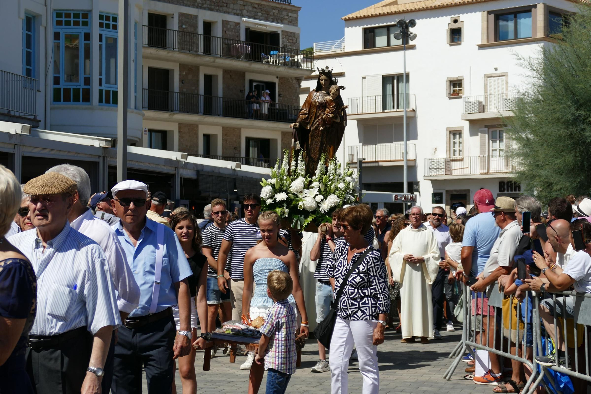 L'Escala commemora la Festa del Carme amb un sentit homenatge a les persones grans i a les seves arrels marineres