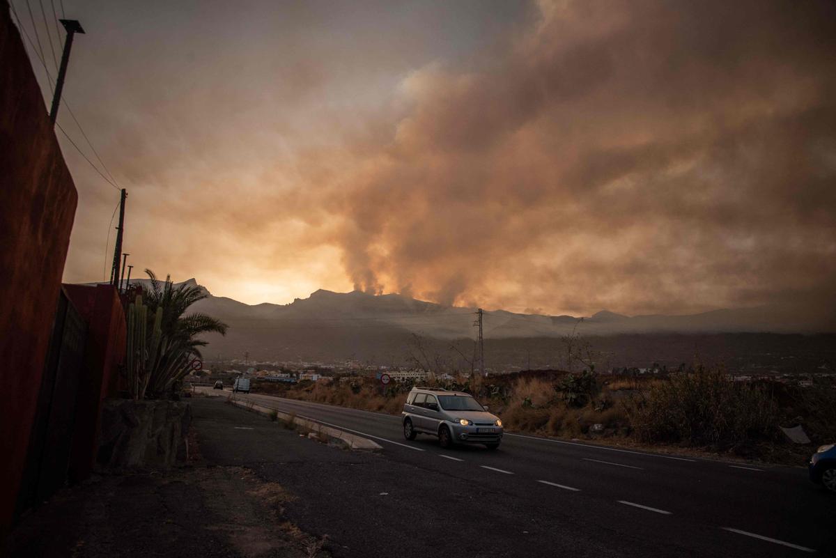 El incendio forestal de Tenerife, sin control