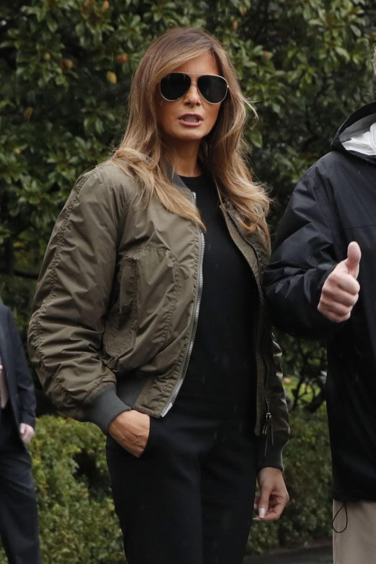 Melania Trump y su marido bajo la intensa lluvia de Washington