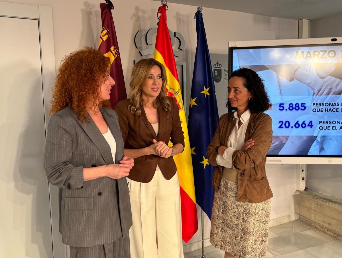 La consejera de Empresa, Empleo y Economía Social, Marisa López Aragón, junto con la secretaria general de la Consejería, Ana Losantos, y la directora general del SEF, Pilar Valero.